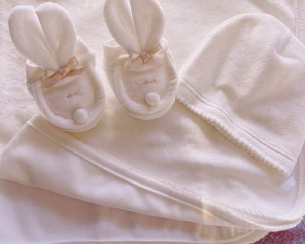 Producto - Manta recibidora con Escarpines y Gorrito de Plush Extra Suave