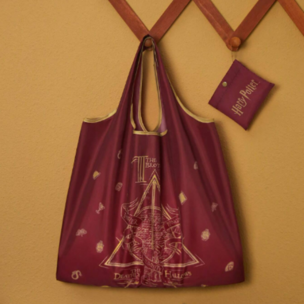Producto - SHEIN - Totebag bordó con estuche "Las Reliquias de la Muerte" x Harry Potter