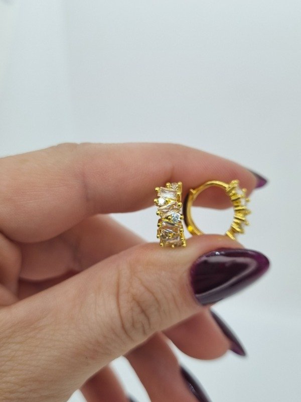 Producto - Aros acero dorado argollita detalle ancho strass gemas color inclinadas