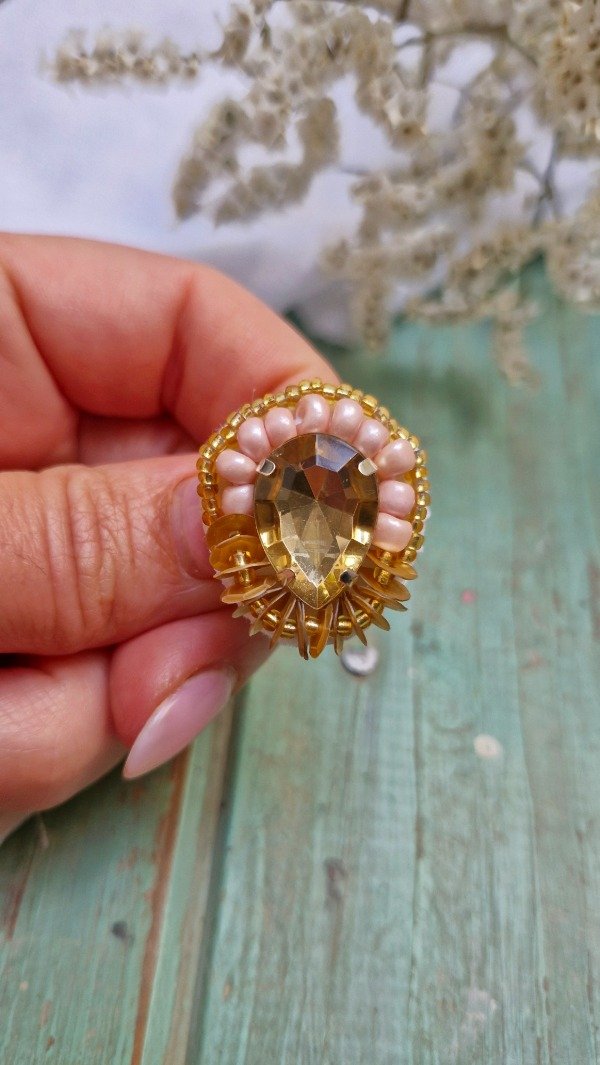 Producto - Prendedor Zendaya dorado