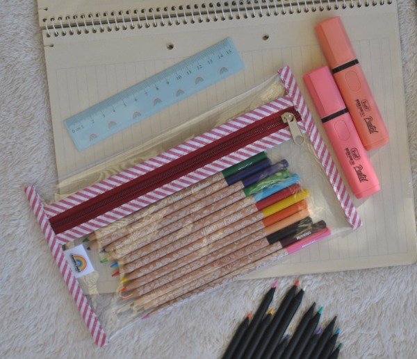 Producto - Cartuchera Cristal Rayas Bordo