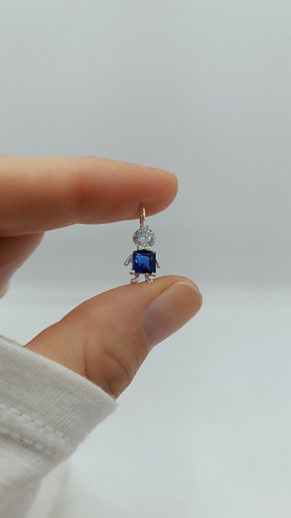 Producto - Dije "Niño" cubic azul.