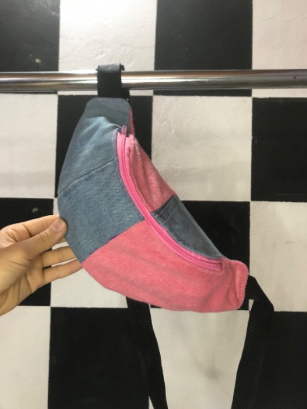 Producto - Riñonera rosa y jean