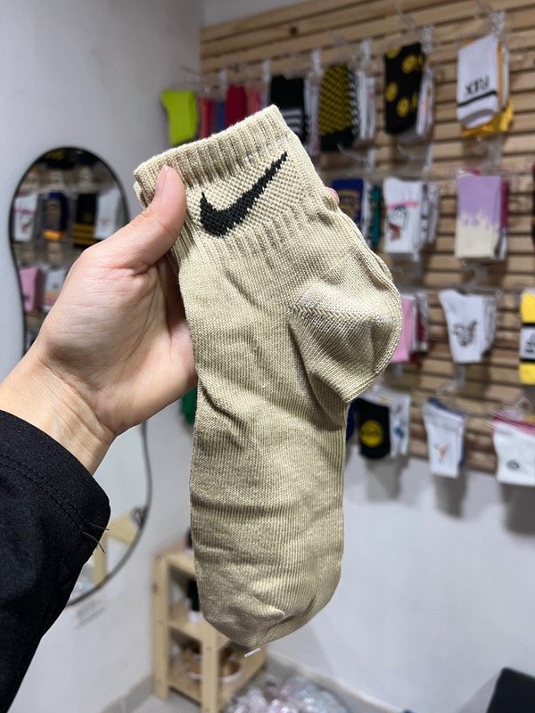 Producto - SOQUETES NIKE BASE BEIGE