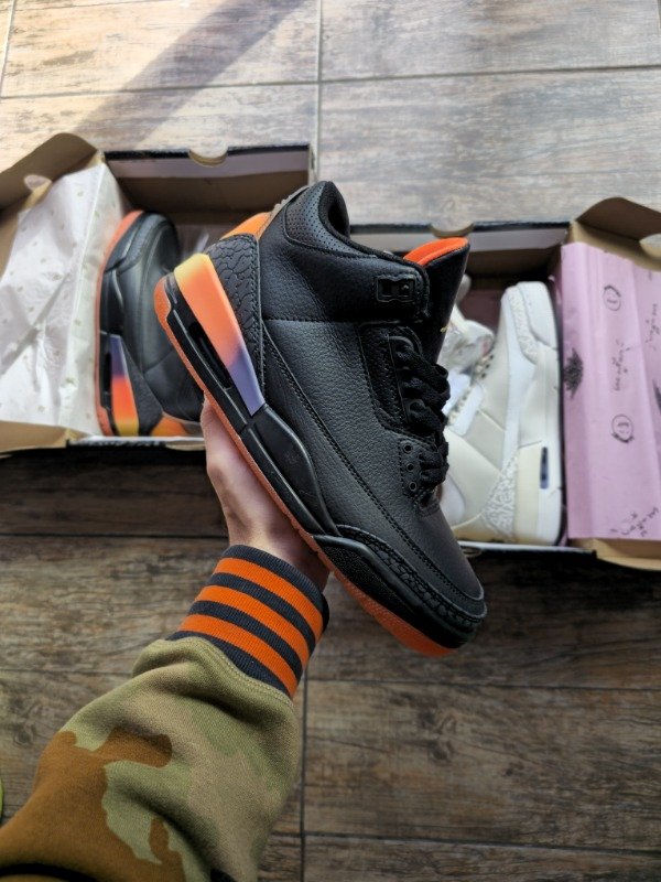 Producto - AIR JORDAN RETRO 3 X J BALVIN RIO