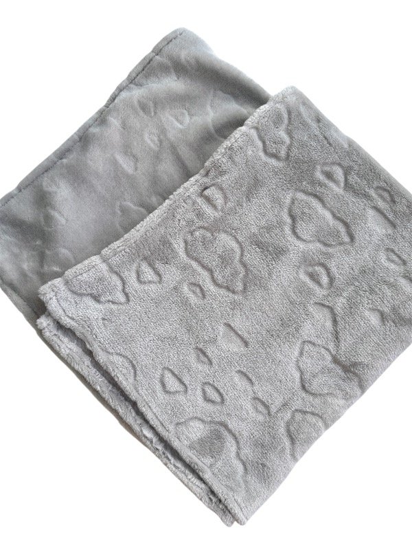 Producto - Manta polar con relieve gris