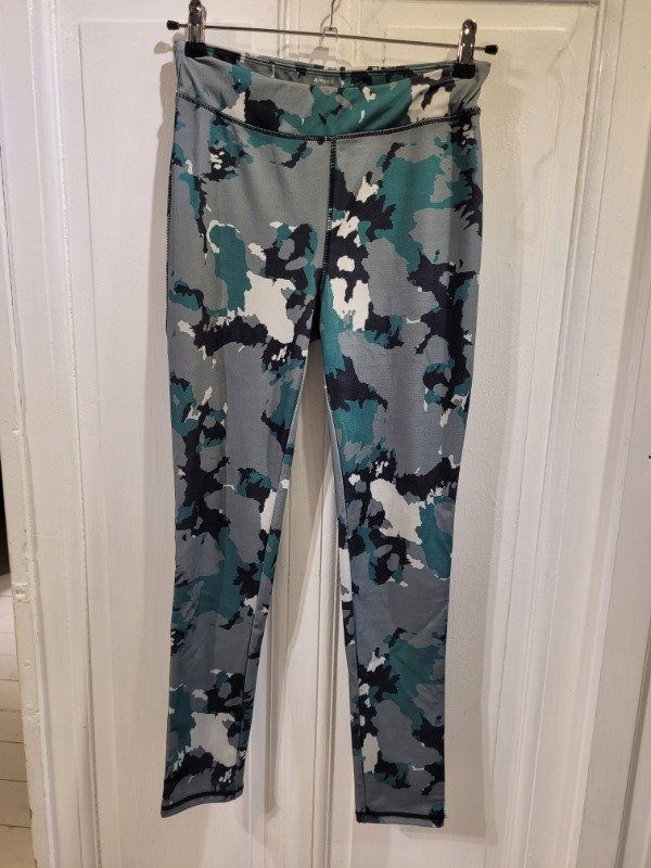 Producto - Calza AXION camuflada verde Talle M - PRECIO: 28X