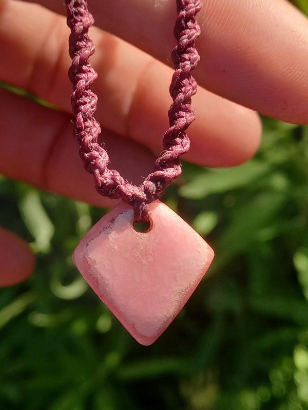 Producto - Rodocrosita tejida en macrame