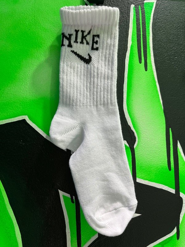 Producto - MEDIAS NIKE ESCRITO Y PIPA