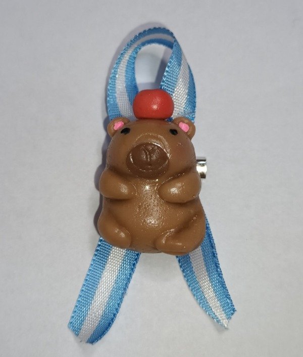 Producto - Escarapela CARPINCHO CAPIBARA MANZANA
