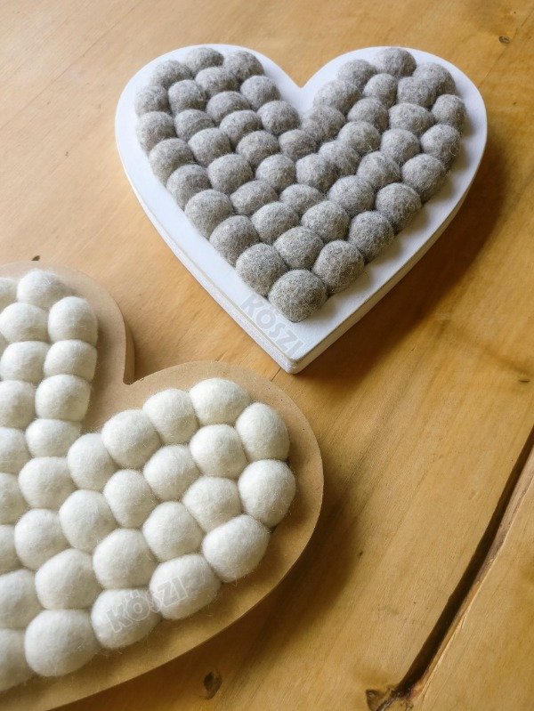 Producto - Corazón de Madera y Bolas de Fieltro Natural