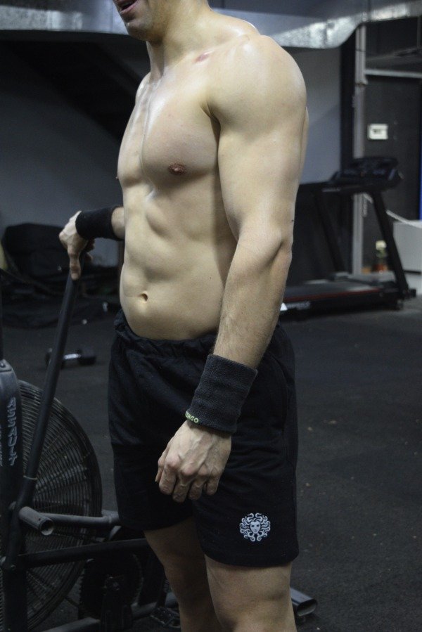 Producto - SHORT DEPORTIVO CON BOLSILLOS BUTONE