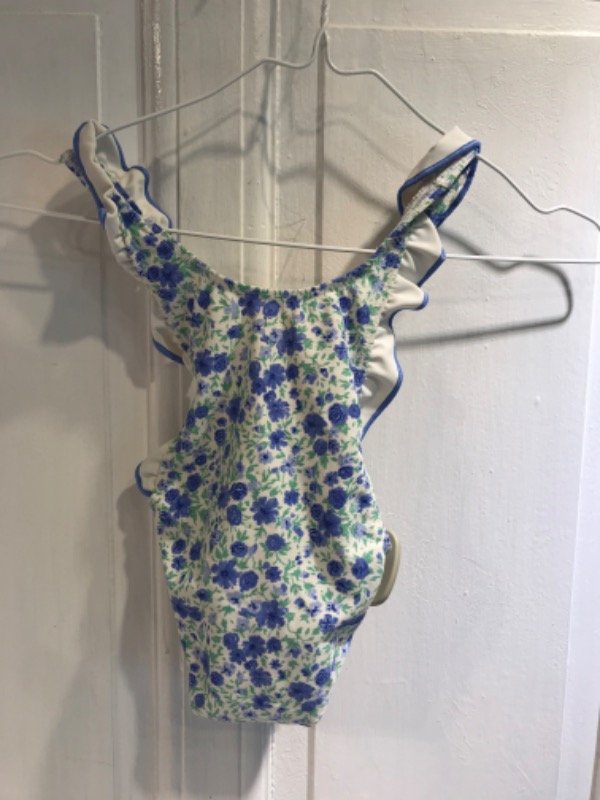 Producto - Traje de baño KYD azul y blanco floreado con volados- Talle 2 años- PRECIO:11x
