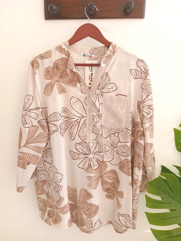 Producto - Blusa c/carterita y bolsillo c/lentejuelas flores beige