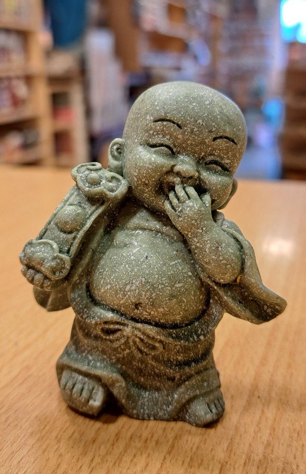 Producto - Buda Mini Piedra Arenisca con instrumento 7.5 x 4.5 cm