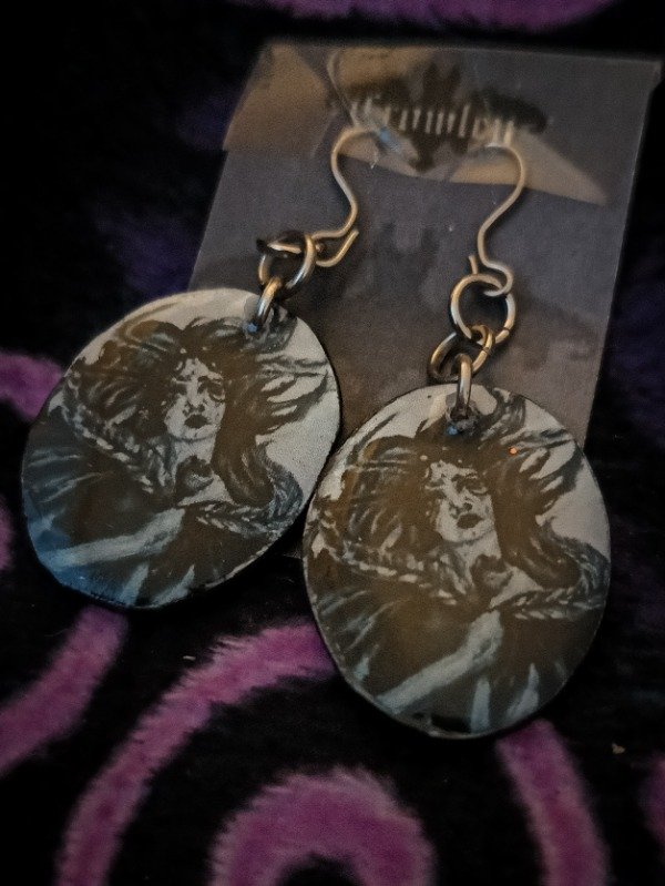 Producto - Aros con ilustración "Plegaria" detalle