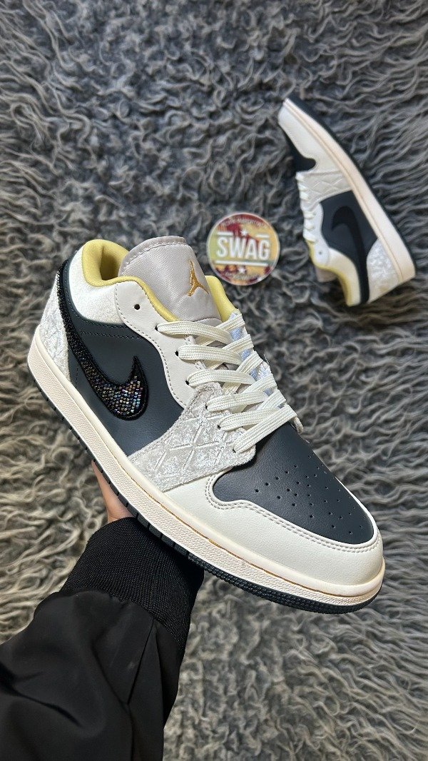 Producto - JORDAN RETRO 1 LOW BEADED SWOOSH