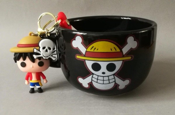 Producto - Combo de One Piece. Tazón + llavero importado.