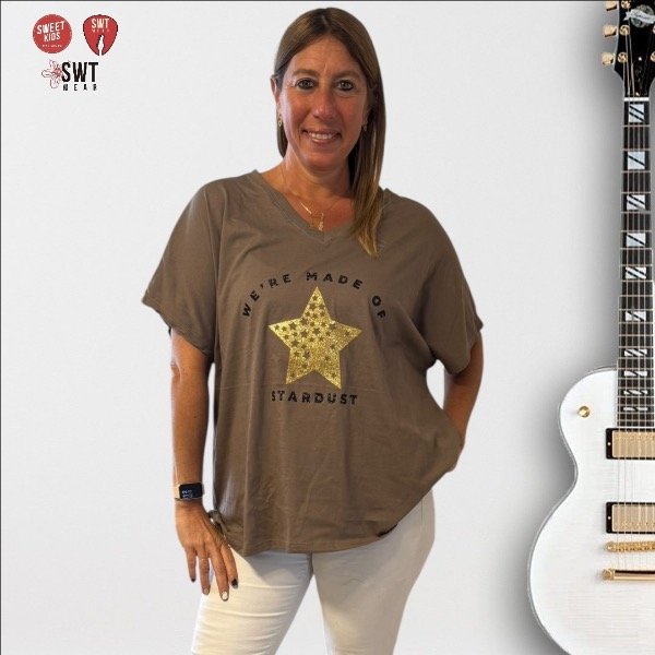 Producto - Remerón Estrella We Are Made of Stardust Escote en V Algodón Oversized ANG