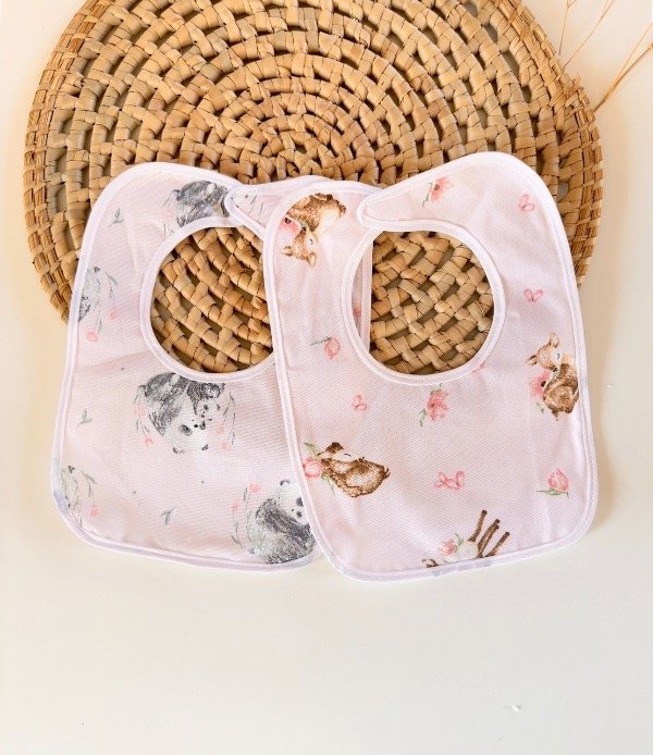 Producto - Babero impermeable, estampas rosas. UNIDAD