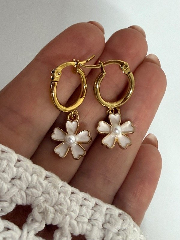 Producto - AD463 Aros argollita flor blanca con perlita acero dorado