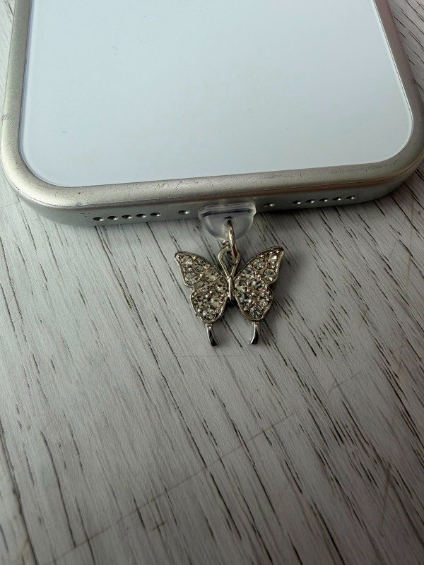 Producto - Cubre pin de carga antipolvo Tipo C mariposa strass