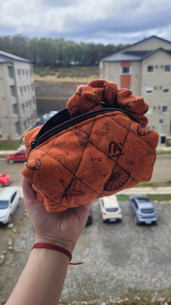 Producto - Combo: neceser y scrunchie