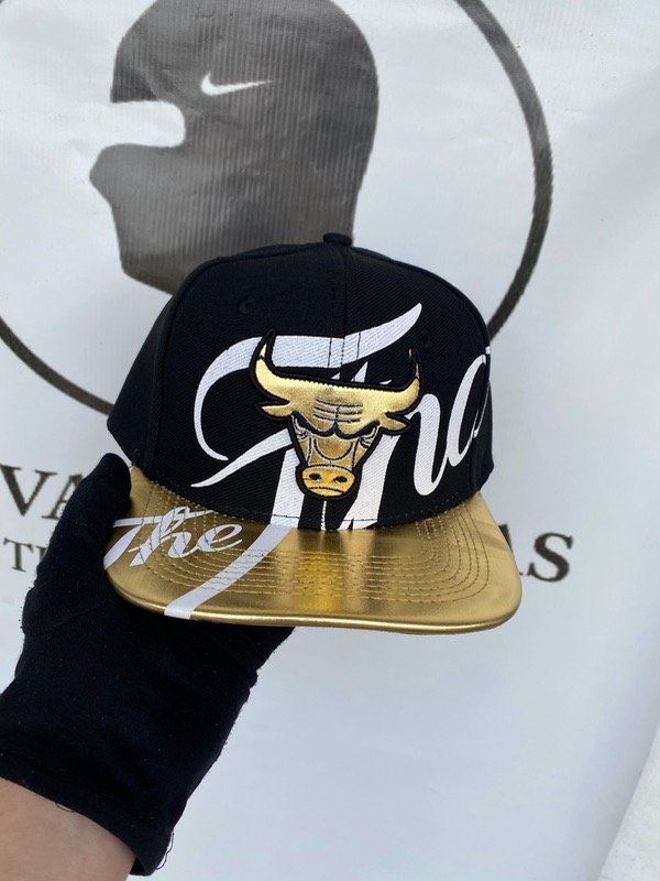 Producto - Gorra Chicago the finals  Negro y dorado