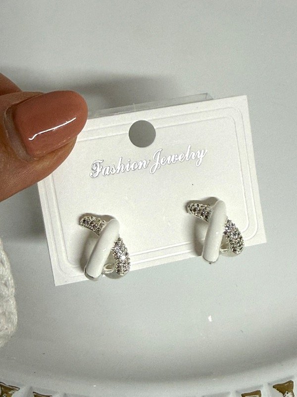 Producto - AB1720 Aros pasantes cruz con micropave y esmaltado blanco 1,5 cm