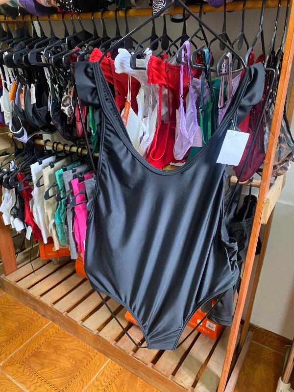 Producto - Enteriza negra volados