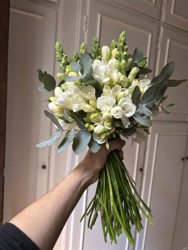 Producto - Ramo de novia flores frescas: freesias  y conejito