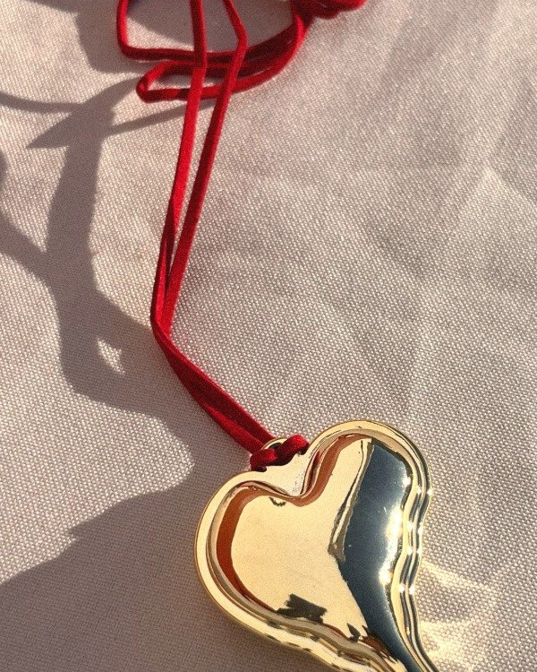 Producto - COLLAR CORAZÓN MELTED DORADO CON CORDÓN ROJO