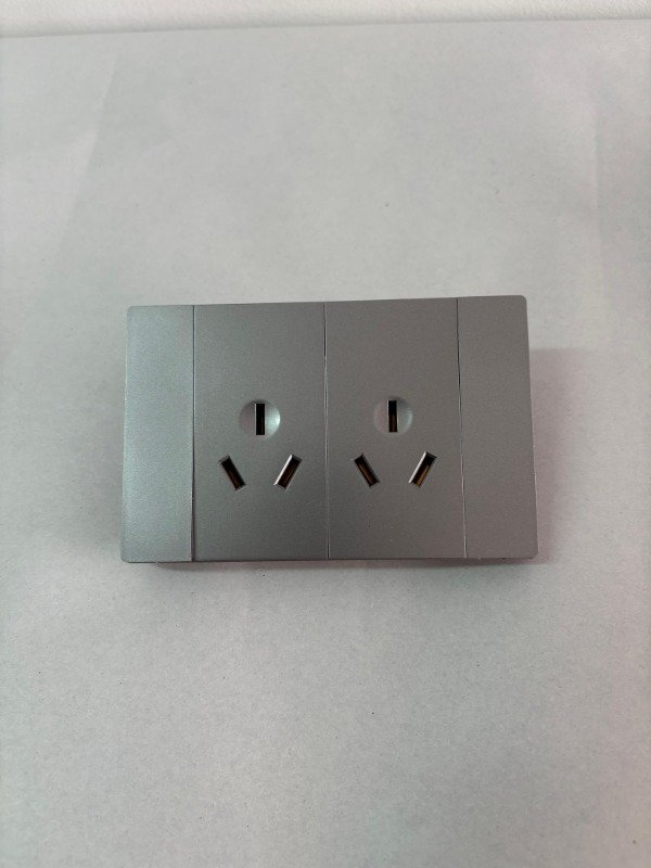 Producto - Llave De Luz Toma Doble Marca Bhp 20am 250v Color Gris