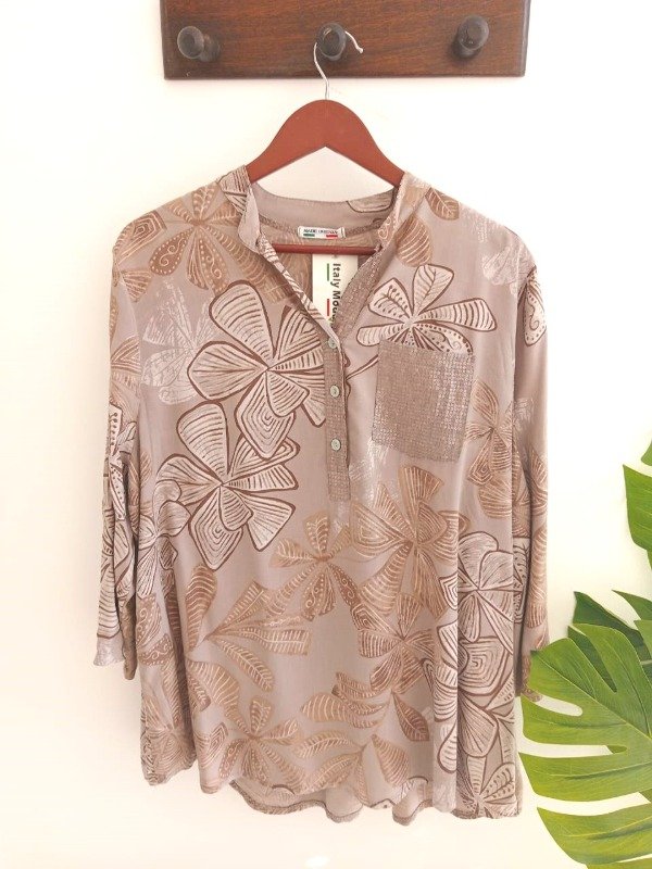 Producto - Blusa c/carterita y bolsillo c/lentejuelas flor tostada y lentejuelas tostadas