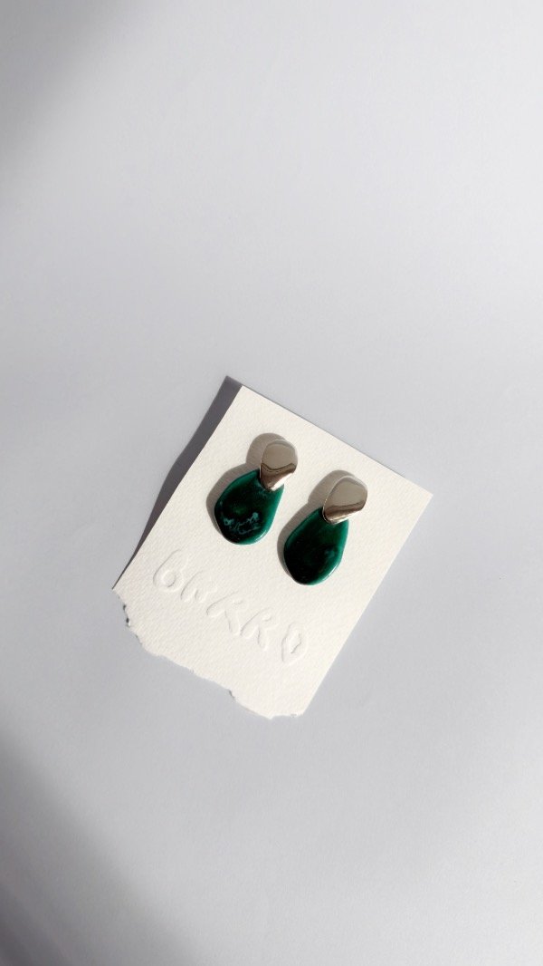 Producto - Aro cerámica y metal verde (plateado)