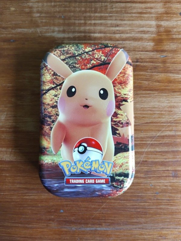 Producto - 1092 - Mazo Pokemon en Lata Chica - PALDEAN FATES