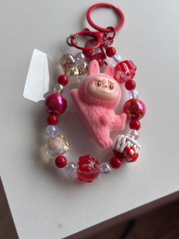 Producto - Correa Strap - llavero perlas labubu rojo