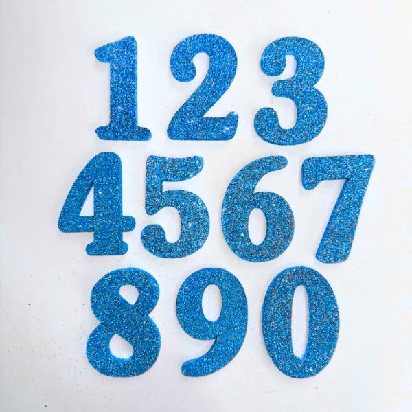 Producto - Cake topper número con brillo de goma eva color celeste chrome