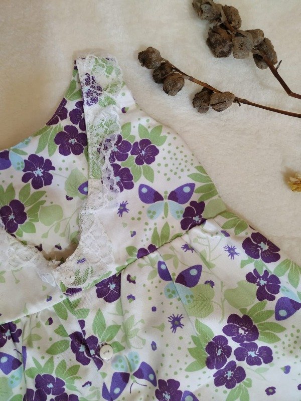 Producto - Vestido Doris, estampado flores y mariposas violeta y verde. - 2