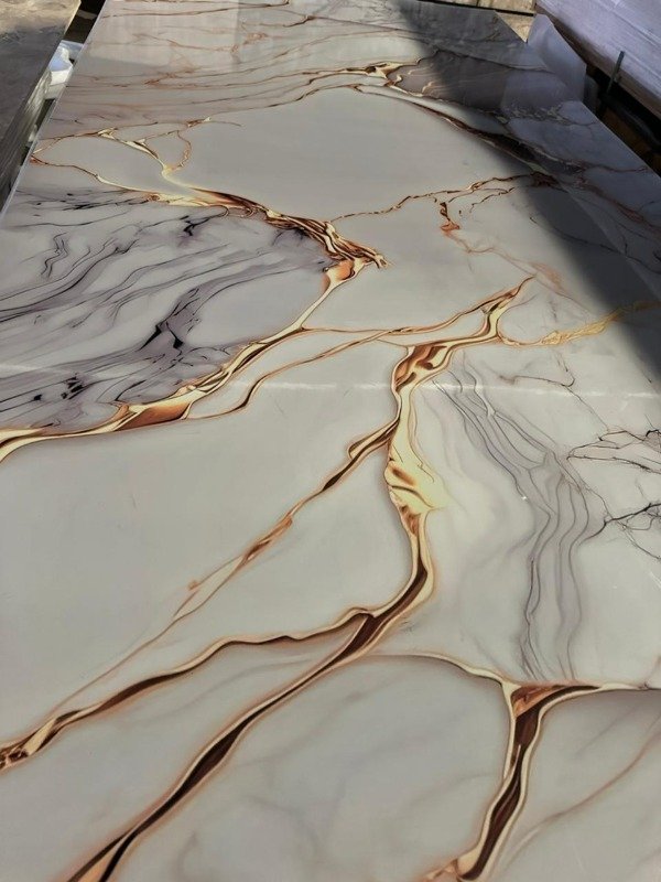 Producto - Placa decorativa PVC 3mm 244x122 diseño mármol blanco con vetas doradas y grises