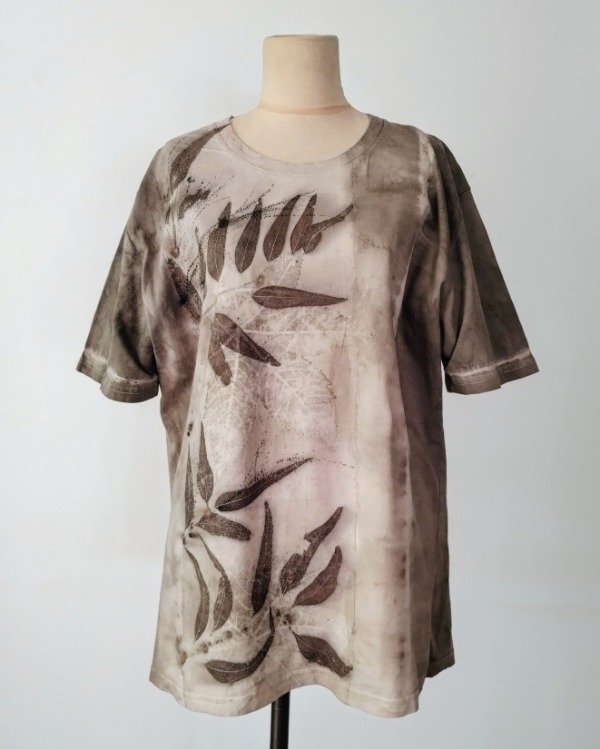 Producto - Remera básica - Estampa botánica + Teñido Shibori - Paleta Gris