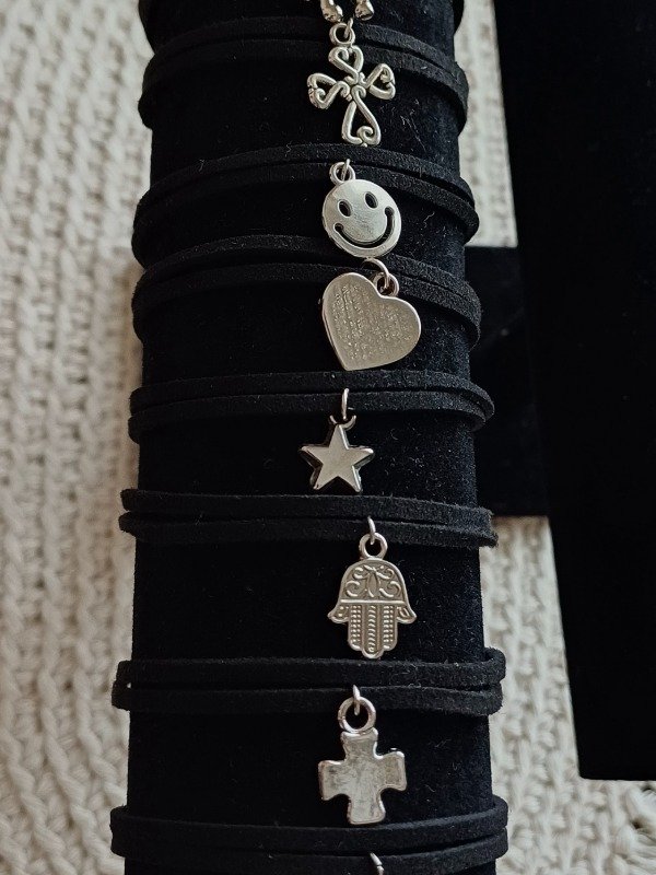 Producto - Pulsera gamuza con dije