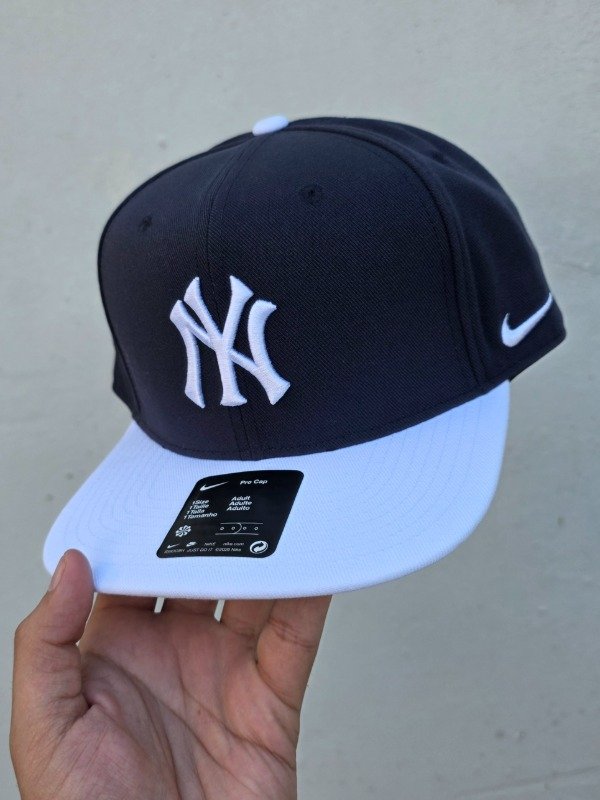 New York Yankees Nike Two-Tone Snapback Hat - Navy/White