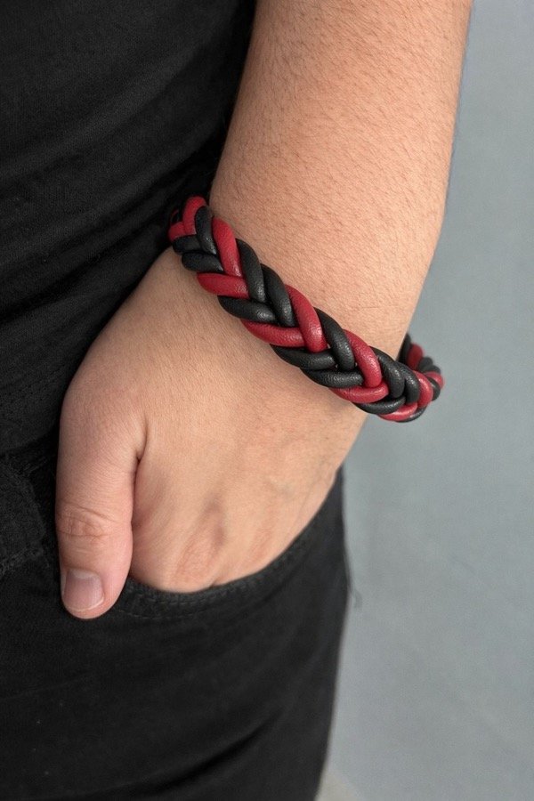 Producto - Pulsera de cuero bordo con negro