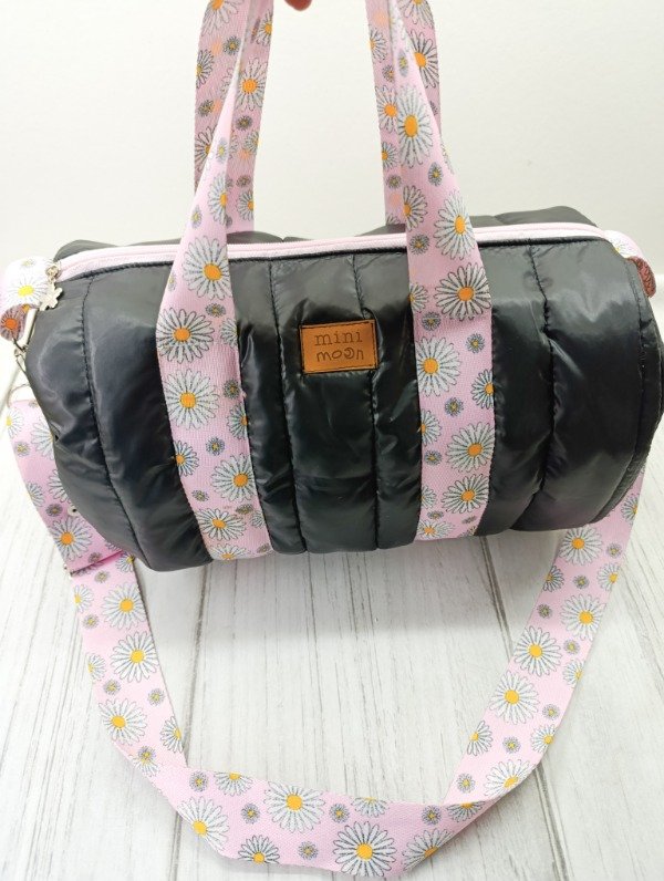 Producto - BOLSO DEPORTIVO PUFFER NEGRO CORREA MARGARITAS