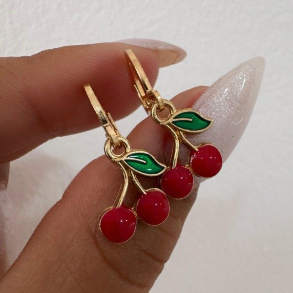 Producto - ARGOLLITAS DORADAS 12MM CON DIJE CEREZA ESMALTADA