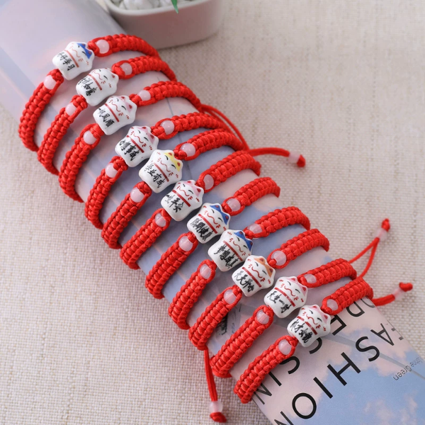 Producto - LW1-0084 PULSERA HILO ROJO CON GATITO DE FORTUNA CON LETRA CHINA