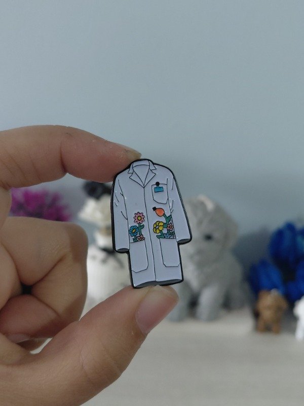Producto - Pin metalizado - Guardapolvo #1845