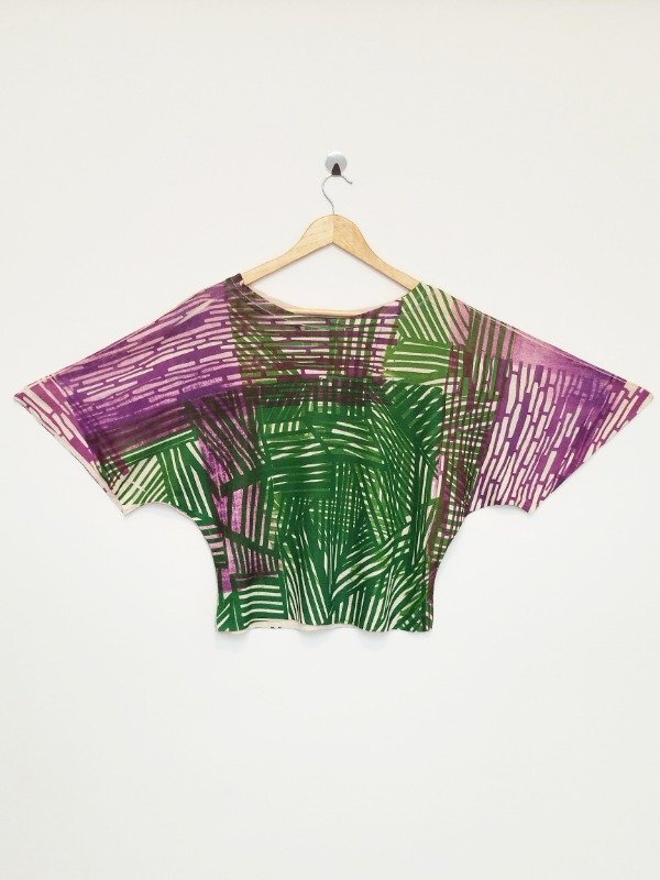 Producto - Remera FLASH -estampa Entrelíneas verde y violeta-