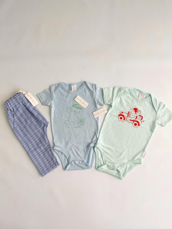 Producto - BOX 2 BODIES ESTAMPADOS Y PANTALÓN DE LINO